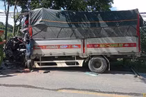 Xe tải biến dạng phần đầu sau va chạm với ô tô khách ở Tuyên Quang