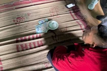 Bắt 3 đối tượng đánh bạc bằng hình thức xóc đĩa trong nhà bỏ hoang tại Lạng Sơn