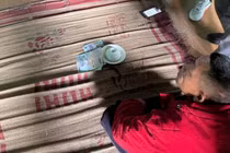 Bắt 3 đối tượng đánh bạc bằng hình thức xóc đĩa trong nhà bỏ hoang tại Lạng Sơn