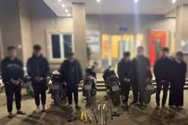 Kiểm tra nhóm 'quái xế' lượn phố đêm Hà Nội, lộ kho 'hàng nóng' 