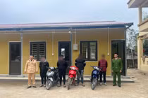 Xử lý nhóm đối tượng điều khiển xe máy 'bốc đầu', lạng lách trên đường