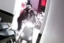 Truy tìm kẻ lấy trộm túi xách và sàm sỡ cô gái tại chung cư mini ở Hà Nội