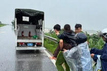 Cứu người phụ nữ nằm bất động ven đường trong mưa lớn