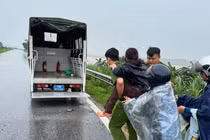 Cứu người phụ nữ nằm bất động ven đường trong mưa lớn