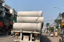 Xử phạt tài xế xe đầu kéo chở hàng cồng kềnh không bảo đảm ở Hà Nội