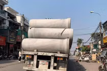 Xử phạt tài xế xe đầu kéo chở hàng cồng kềnh không bảo đảm ở Hà Nội