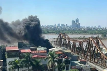 Khói đen cuồn cuộn tại cơ sở kinh doanh hàng ăn dưới chân cầu Long Biên