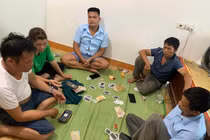 Bắt 5 đối tượng lợi dụng mưa bão tổ chức đánh bạc ở Bắc Ninh