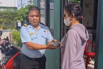 Người phụ nữ bật khóc nhận lại số tiền đánh rơi 