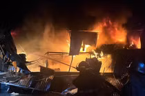 Nhà xưởng ở Hà Nội bốc cháy ngùn ngụt, cột khói bóc cao hàng chục mét