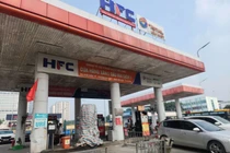 Tài xế ô tô lùi xe, tông vào trụ bơm xăng của cửa hàng gây cháy lớn