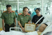 Tặng bằng khen cho Đại uý Cảnh sát cơ động bị quái xế tông trọng thương ở Hà Nội