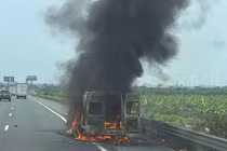 Ô tô khách bốc cháy dữ dội trên cao tốc Pháp Vân - Cầu Giẽ