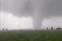 Chuyên gia lý giải nguyên nhân xuất hiện nhiều lốc xoáy kinh hoàng trong bão số 10 Bualoi?