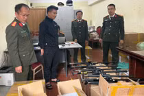Bắt đối tượng mua bán, tàng trữ trái phép vũ khí, thu số lượng lớn tang vật