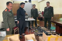Bắt đối tượng mua bán, tàng trữ trái phép vũ khí, thu số lượng lớn tang vật