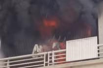 Cháy chung cư ở Hà Nội, khói đen bốc cao cuồn cuộn