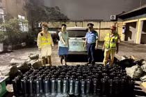 Phát hiện vụ vận chuyển 128 bình nghi khí cười ở Quảng Ninh