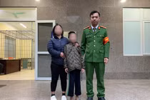 Giúp đỡ cháu bé bị lạc tại Vườn thú về với gia đình ở Hà Nội