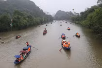 Xử phạt lái đò bị tố vòi tiền khách tại Lễ hội chùa Hương