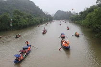 Xử phạt lái đò bị tố vòi tiền khách tại Lễ hội chùa Hương