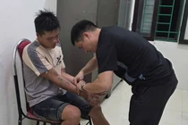 Bắt kẻ dùng ớt ngâm dấm bôi vào mắt nạn nhân, cướp tài sản