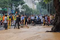 Cận cảnh bùn đất lại phun trào lên mặt đất ở Cát Linh