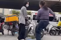 Phạt 2,5 triệu đồng người bán trà đá đuổi cô gái đứng chờ xe