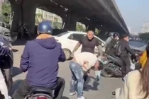 Tạm giữ tài xế đành người sau va chạm giao thông trên phố Hà Nội