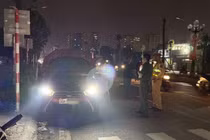 Tìm kiếm tài xế ô tô bốc cháy sau va chạm ở Hà Nội