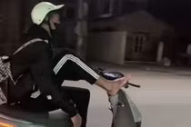 Dùng chân điều khiển xe máy điện, nam sinh ở Hải Phòng bị xử lý