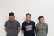 Bắt giữ 3 đối tượng xả thẳng chất thải bể phốt xuống sông Tô Lịch