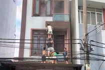 Cháy nhà 5 tầng, 4 người được hàng xóm giải cứu ở Hà Nội