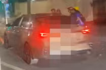 Ô tô va chạm với xe máy rồi bỏ chạy ở Hà Nội