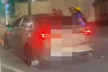 Ô tô va chạm với xe máy rồi bỏ chạy ở Hà Nội