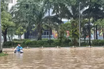 Sáng 8/10 mưa giảm, Hà Nội vẫn còn nhiều điểm úng ngập