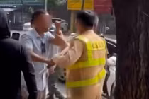 Bị dừng xe vì vượt đèn đỏ, người đàn ông đấm CSGT