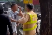 Bị dừng xe vì vượt đèn đỏ, người đàn ông đấm CSGT