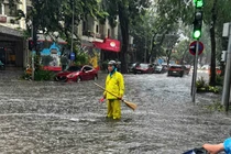 Mưa lớn kéo dài, nhiều tuyến phố Hà Nội chìm trong biển nước 