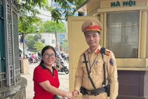 Người phụ nữ đi khám bệnh và cuộc gọi bất ngờ từ CSGT