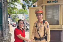 Người phụ nữ đi khám bệnh và cuộc gọi bất ngờ từ CSGT