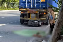 Va chạm giữa xe máy và ô tô đầu kéo ở Hà Nội, người phụ nữ tử vong