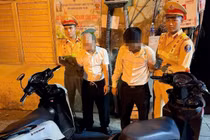 Bắt 2 đối tượng ăn mặc lịch sự trộm xe máy ở Hà Nội