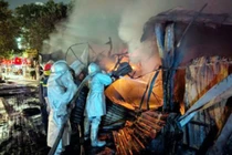  Cháy dữ dội tại dãy cửa hàng kinh doanh trên phố Hà Nội