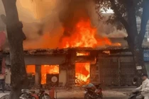Nhà dân trên phố Lò Đúc cháy ngùn ngụt 