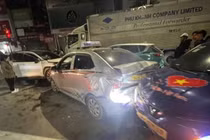 Nữ tài xế ô tô đi ngược chiều gây tai nạn liên hoàn ở Hà Nội 
