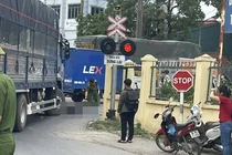 Va chạm giữa xe tải và xe máy, nữ sinh Hà Nội tử vong 