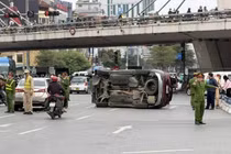 Xe Santa Fe lật nghiêng giữa phố Hà Nội, tài xế có biểu hiện bất thường