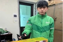 Phát hiện nam thanh niên chở bao tải chứa hàng cấm ở Hà Nội