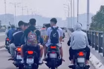 Xử phạt nhóm thanh niên đi xe máy đầu trần trên cầu Vĩnh Tuy